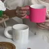 Tazze di tazza di ceramica rosa con le mani adatte alle ragazze per bere una tazza di latte di latte di caffè ad alto aspetto di Natale decorazione della casa j240428