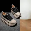 Klänningskor kvinnors vulkaniserade läder casual sneakers höga plattform stövlar spets topp varm skrymmande 7 cm vinter klassiska pumpar svart falsk