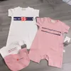 Nyfödd designer baby jumpsuit 3-stycken uppsättning kortärmad bomullshopp för barnkläder, brevtryckt babyklättring för flickor bib hatt storlek 3m-12m 90