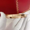 Bracelet de bracelet en or épais classique de luxe classique de luxe avec diamant pour femmes en forme de feuillette en forme en V Bracelet en argent 18k