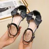 Mädchen Prinzessin Sandalen Sommer Kinder Low Heels Fashion Party Kleid Strand Schuhe Outdoor Kausal Sandalen Kinder weiche Sohle mit Bogen 240417