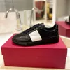 2024 Sneakers Schuhe Trainer Stud Designer Frühling Neues echtes Leder lässig modisch niedriges Paar Training flacher Boden Valentyno Schnüren Sport Frauen 1 7VSD