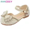 Girls Sandals Zomer Koreaanse editie Leuke boog Pearl -pailletten Kinderprinsesschoenen Flat Heels Soft Bottom Dancing Shoes 240415