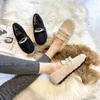 Casual schoenen Luxe Pearl Strings Fur Flats Woman Metal Chains Decoratie Lambfur Sneakers 34-43 Big Size Plush Espadrilles vrouwen