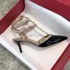 İnce Stud 2024 Yüksek Topuk Pompalar Ayakkabı Tasarımcısı Valentyno Perçin Topuklu Sığ Kesik Yaz Yüzüğü Kravat Gerçek Deri Çıplak Saldırı Hız Sandalet Kadınlar WA89