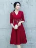 Vestidos de festa vestido vermelho roupas femininas cor de lapela sólida bordada Apliques de cinco quartos de manga A-line de comprimento médio A-line elegante M030