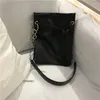 Sac Chaîne de mode seau Babes à bandoulière féminine Black Pu Leather Feme Female Messenger Dame Match Sacs Bolsa