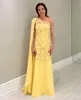 Chic Yellow Mutter der Braut Kleider Ein Schulter Cape applizierte Hochzeitsgastkleid bodenlange Abendkleider