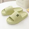 2024 Été Nouveau pantoufles cool à une ligne pour les couples Gai Home Casual Black Slippers Anti ODOR and Anti Slippers