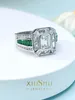 Pierścienie klastrowe moda luksusowa osobowość 925 Srebrny wszechstronny pierścień inkrustowany z diamentem o wysokiej węglowej sztucznej klasy szmaragdowej mała