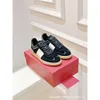 Trainer de remaches casuales Nuevo diseñador de empalme para hombres pareja Valentyno Sports Shoes Color de producto 2024 STARDES DE VACADO VLOGOO HOMEN AHJU