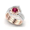 Hochzeitsringe schillernde Roségolden -Farbring für Frauen zarte Metall eingelegene rote Zirkonsteine Eheringe Set Engagement Schmuck