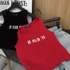 ニットベストクロップドトップTシャツ女性ニットティースポーツトップ女性ヨガティースリムフィットコントラストレタージャックラージUネックショートエクスターニングウエストタンクトップ