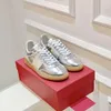 Trainer de remaches casuales Nuevo diseñador de empalme para hombres pareja Valentyno Sports Shoes Color de producto 2024 STARDES DE VACADO VLOGOO HOMEN AHJU