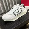 Casual Valentyno Sneakers 2024 Stud Trener Vlogoo Spring Nowa wysokiej klasy oddychana skóra gruba podeszwa buty modowe projektant sportowy TXKV