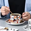 Tasses bordure dorée de café en porcelaine ensemble européen beau l'après-midi.