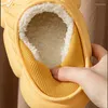 Slippers Coton pour l'automne d'hiver Femmes Home Furry Furry Mignon d'ours mignon tongs intérieur Plancher en bois