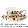 Tasses bordure dorée de café en porcelaine ensemble européen beau l'après-midi.