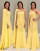 Chic Yellow Mutter der Braut Kleider Ein Schulter Cape applizierte Hochzeitsgastkleid bodenlange Abendkleider