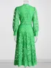 Twotwinstyle Green Dress للنساء من طوق الأكمام الطويلة الخصر المقطوع من ثياب Midi الصلبة ملابس الخريف 240420