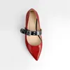 Casual skor endast tillverkare kvinnor pekade tå svart sten röd glitter rem mode platt pumpar stor storlek dam