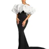 Elegante spalla serata sexy fuori dall'abito Black Feather Mermaid Dresses a pieghette pieghette per pavimenti da ballo vestito formale