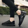 Chaussures décontractées Black White en cuir baskets masculins Low Top Man Concise Trainers Boys Tenis Tenis Dady Sneaker Male Slip on Logs