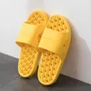 Flipers de verão sandálias masculinas massagem oca massagem oca feminino ao ar livre PVC PVC Sapatos planos confortáveis