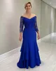Royal Blue Mermaid Mutter der Braut Kleider aus Schulter Langarmes Hochzeit Gastkleid abgestufte Rock bodenlange Abendkleider