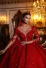Niesamowite czerwone sukienki ślubne z czerwonymi Dubajskimi V Szyjki błyszczące koraliki Shinny kobiety arabskie suknie ślubne długie rękawy Kościół małżeńskie stroje