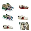 Itália Transporte de homens de designer gratuito Bee Ace Casual Shoes Women White Flat Leather 1977s Sapato Verde Red Stripe Bordado Treinadores de Casais Tênis 35-46 38