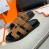 Designer Slipper Sandal 2022 Nouvelle ligne rouge nette d'été avec des pantoufles velcro pour les femmes d'automne lointains fond plat de mode fashion pour femmes