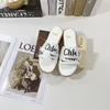 Sandales de designer célèbres Femme Woody Flat Mule Slippers Fomen Mousse Foam Slides Platform Home Slipper Summer SATILS PLAQUES CHAPEURES SULLER