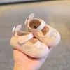 Sandalen baby dames schoenen kinderen appartement sandalen zomer schattig bloem net prinses schoenen zacht en niet -slip eerste stap schoenensl240429
