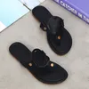 Sandales célèbres Designer Femmes en cuir en cuir en relief plage plate sandales pour femmes glissages sandale room slippers pantoufles sandales tongs maison hôtel pantoufle femme chaussures