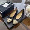 Designer Heel Paris Luxury Brand Designer Black Women quiltade äkta läderslip på ballerina rund tå damer klänning skor slingbacks balettlägenheter kvinnor skor