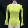 夏の女性のための水泳スーツ、ハイエンドでスリムなワンピースのデザイン、腹部とセクシーな小さな胸を覆って、ビキニの水着に集まった