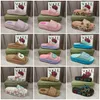 Sandálias de grife sapatos de luxo Novos chinelos de estilo deslize macarons grossos grossos de fundo não deslizante house fashion slipper women use lascas de praia lixas de folga venda