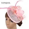 Breda randen hattar hink hattar bröllop fascinatorer för kvinnor elegant kyrkan mesh hår tillbehör bröllopslöjor hatt hårklipp damer rosa chapeau y240426