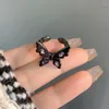 Ringos de cluster Cool Butterfly Butterfly Anel aberto estilo punk metal oco dedo ajustável com design de batida de cristal roxo