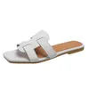 Slippers 2024 Zomer damesplein teen Solid Romeinse modeontwerpster Flat Soft Sole Shoes For Women Ademen Beach