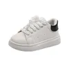 Spring Children Fashion Soft White Boys Shoes Sports Sports Student de style coréen Sneakers Laceup Light For Girls polyvalent 240415