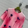 426 2024 Runway Summer Märke Samma stil Kort ärm Pink Flora Print Crew Neck Fashion Clothes Högkvalitativ kvinnor Weilae377