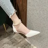 Ubierz buty eleganckie sandały druhny damskie płaskie obcasowe obcasy dla kobiet Wedding White Womenshoes luksus 2024