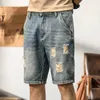 Summer Mens Mens Perfoated Denim Shorts coréens Version Pi Shuai Street Trend High Quality Loose Blue Blue Jeans 240415