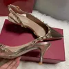 Bombas de cuero de cuero de grano zapatos de vestimenta de lujo sandalias de diseñador gatito sándalo para mujeres zapatos de punta sexy tacones de metal zapatos de boda de moda de moda de verano