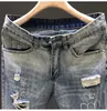 Mäns jeans harajuku -stil sommar och fashionabla lyxiga män jeans perforerade små fot casual tiggare retro byxor q240427