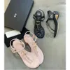 Nya lägenheter Sandal Women Shoes Channel 2024 Summer Beach Clip Toe Slides Luxury Brand Designer Flip-Flops Quilted Chain Sandals Low Heel Women Sidlippers