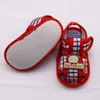 Sandali estate neonati e ragazze per la prima volta a piedi sandals sandali cavi cotone baby scarpe alette morbide per i bambini piccoli240429
