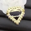 Donne uomini Crystal Heart Pins Pins Designer Brand Jewelry 18K Oro Balches placcati Pin sposati regalo di Natale Amante Accessorio con scatola con scatola